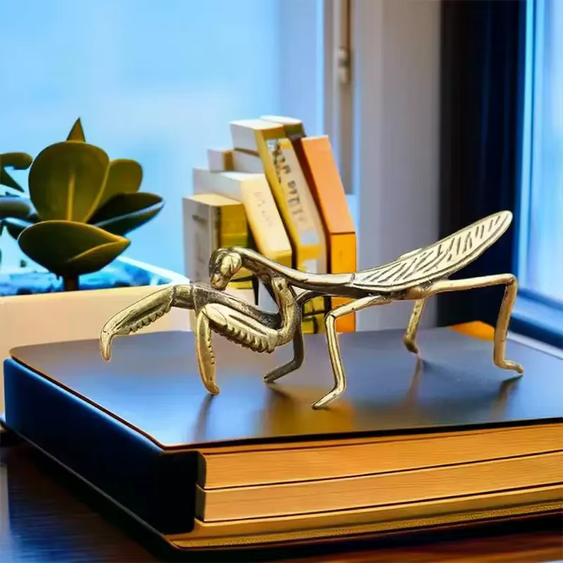 Ornement Miniature mante en cuivre