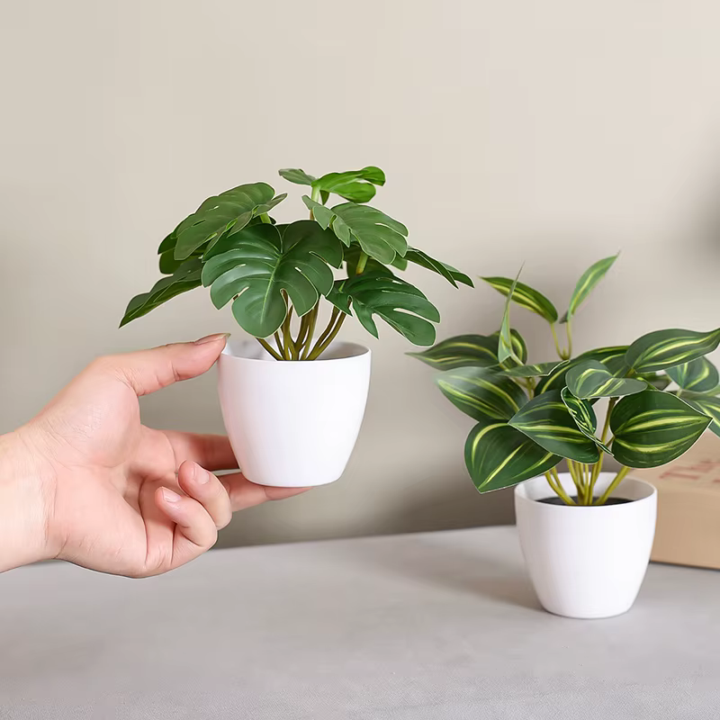 Plante verte artificielle en pot avec des feuilles de lierre vert