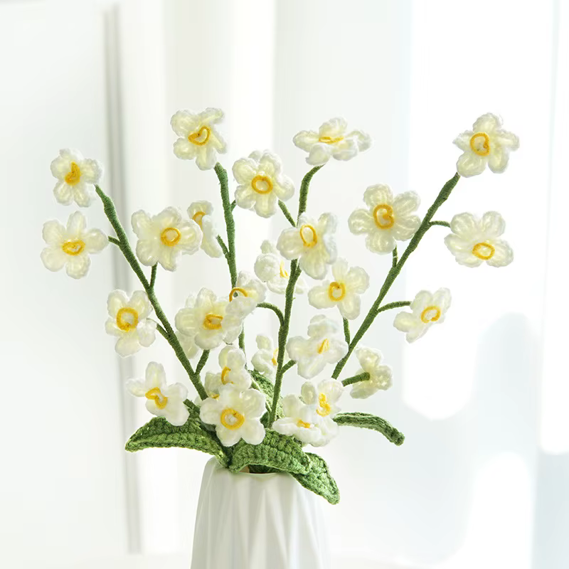 N'oubliez pas, la combinaison créative de quets tissés finis avec des fleurs découpées est un cadeau pur fait à la main