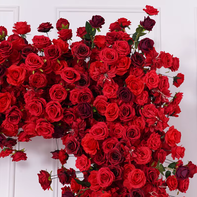 Arrangement de rangées de fleurs de roses rouge bordeaux