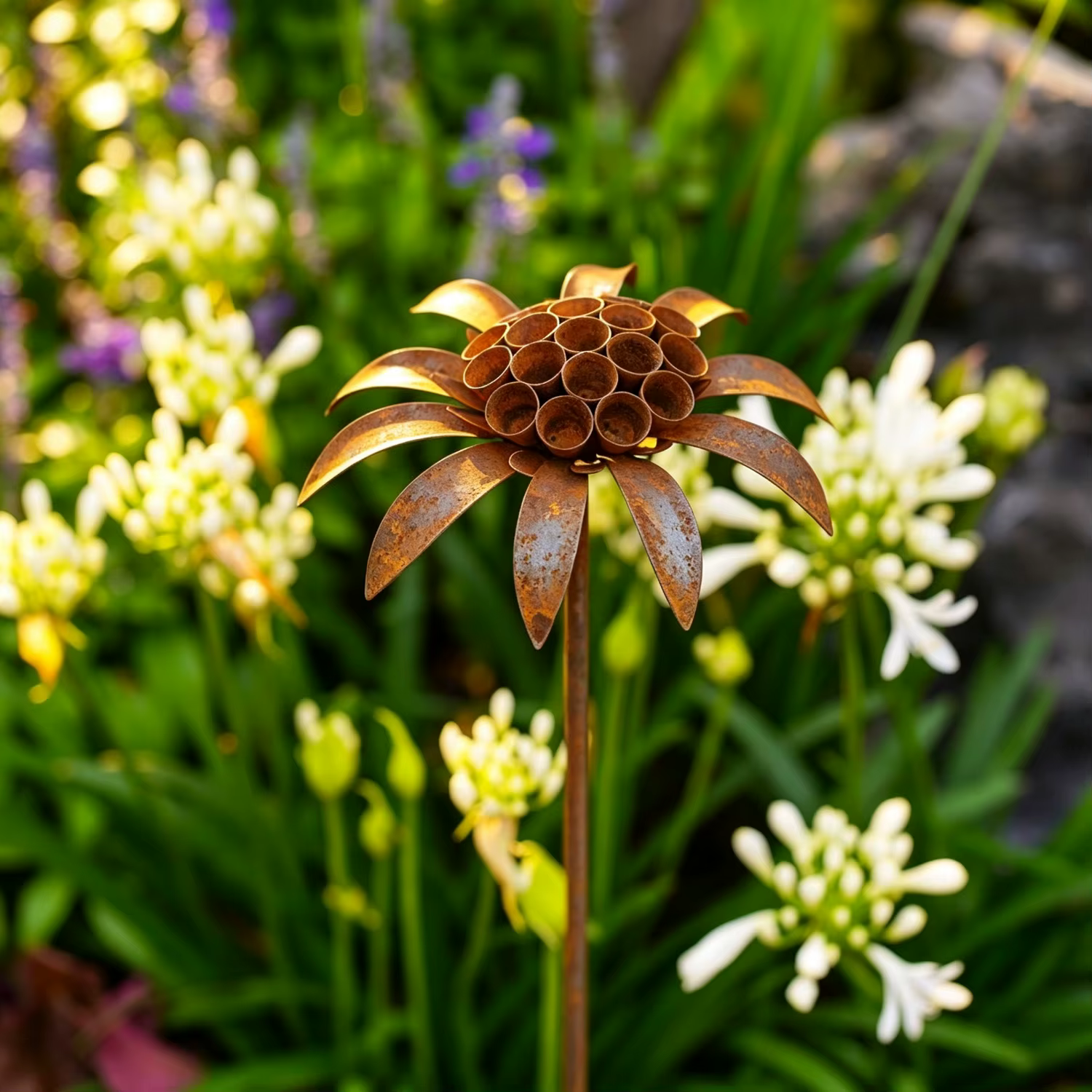 Piquet de jardin vintage en métal rouillé avec fleur de scabiosa