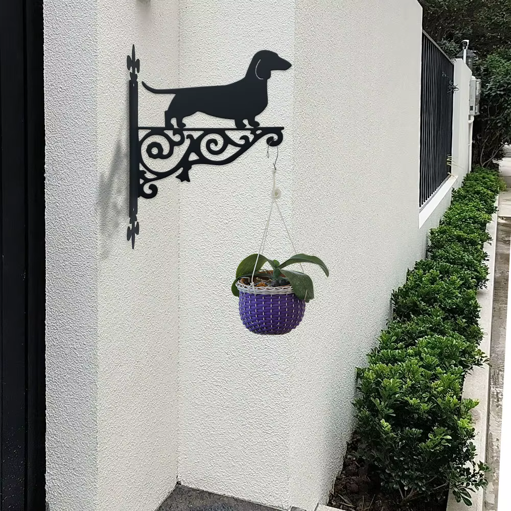 DDPNKL Un support élégant en forme de silhouette de teckel. Suspendez des plantes ou des décorations avec un charme