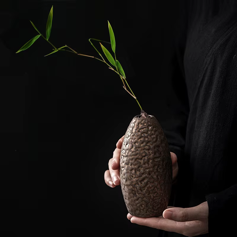 Vase en céramique vintage doré pour la décoration intérieure