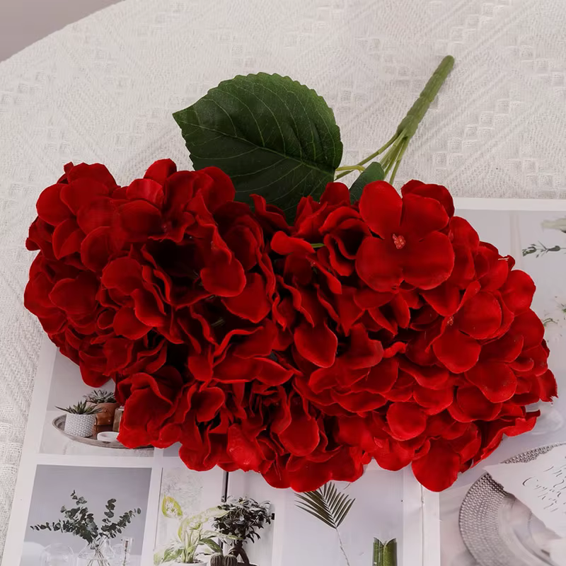 Grandes fleurs d'hortensia rouges en soie
