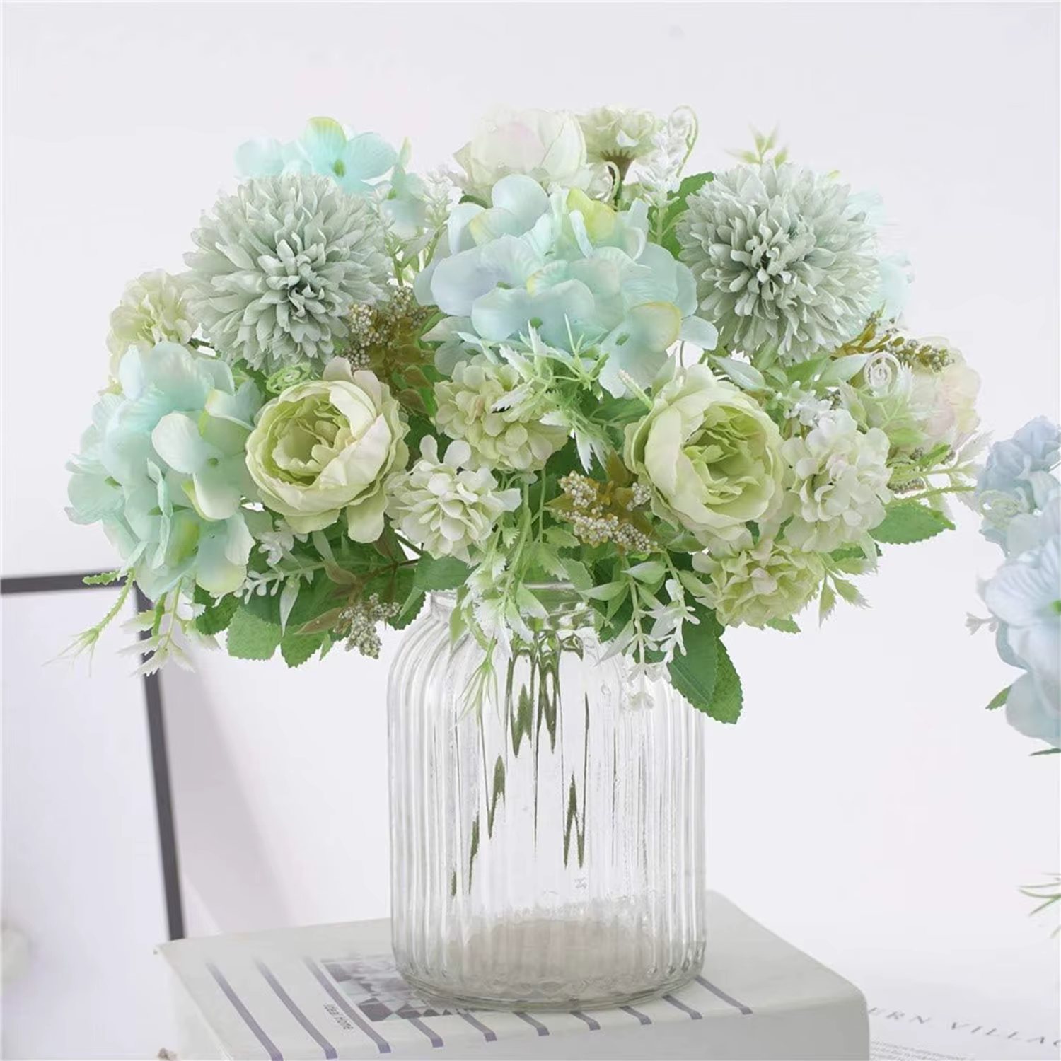 Fleurs de chrysanthème et de pivoine simulées