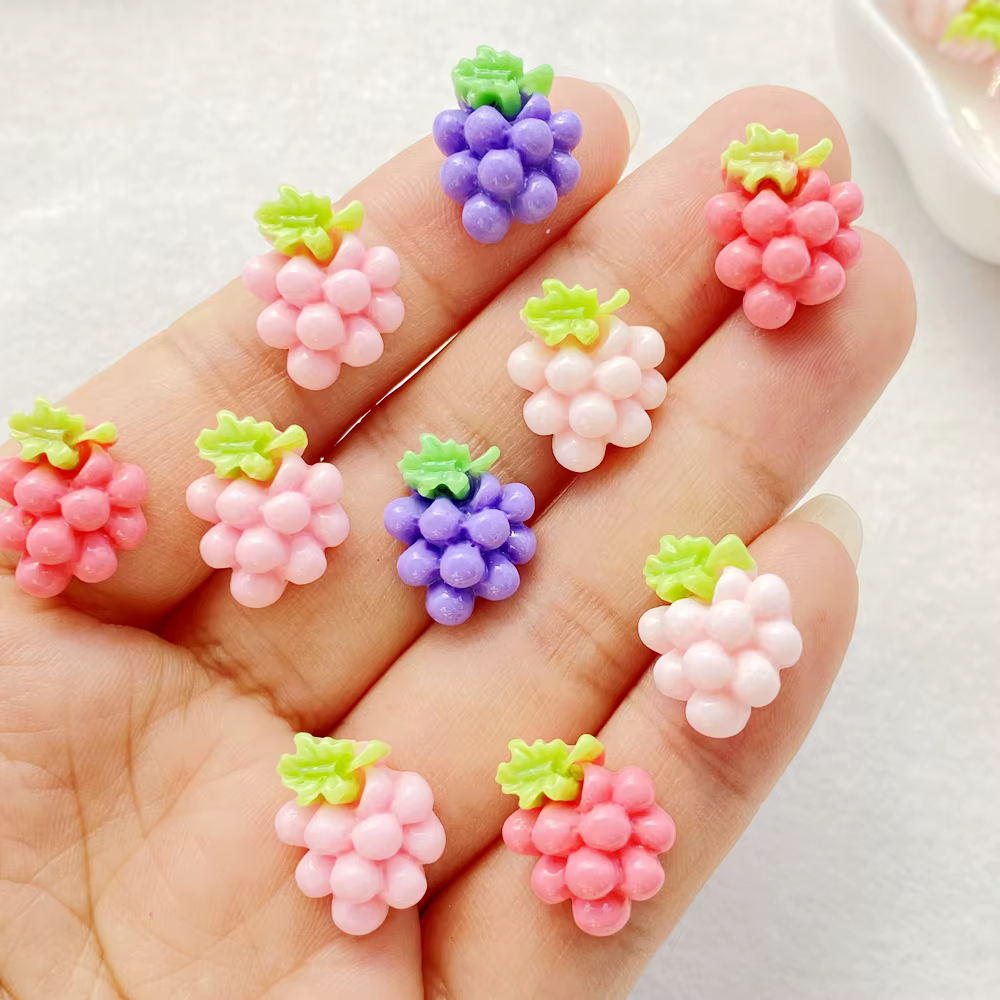Raisins de fruits mignons en résine vibrante