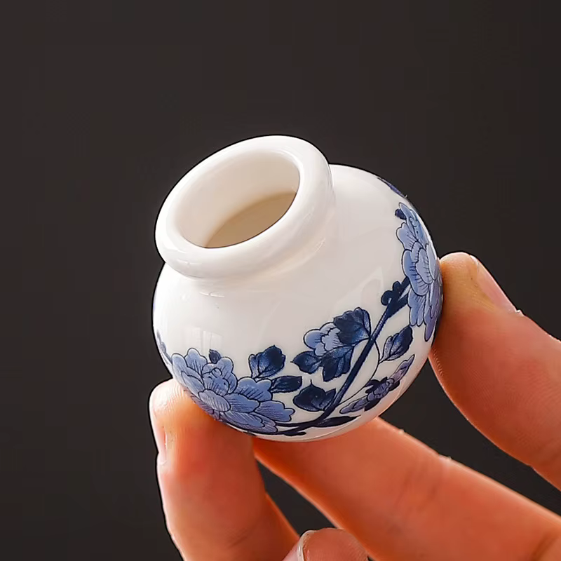 Mini Vase à fleurs en porcelaine Bodied fine bleue et blanche