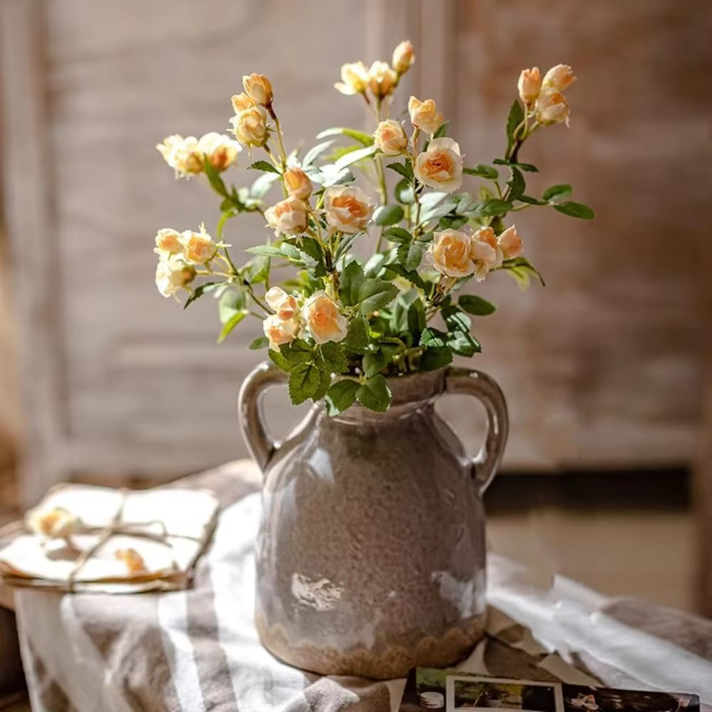 Fleurs artificielles de camélia et de marguerite pour les fêtes