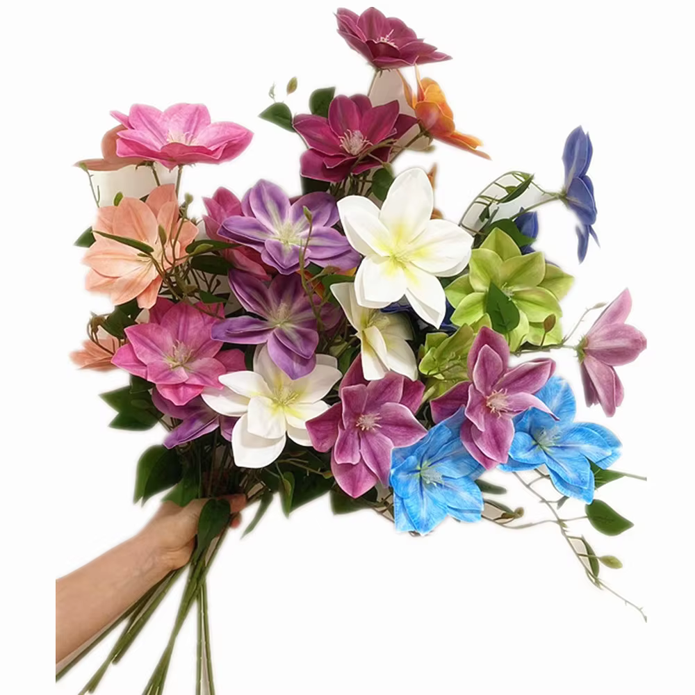 Une branche de fleur de clématites artificielle