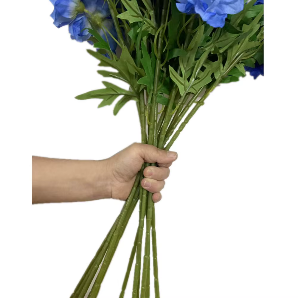 Une branche de fleur de Delphinium artificielle couleur bleue plante