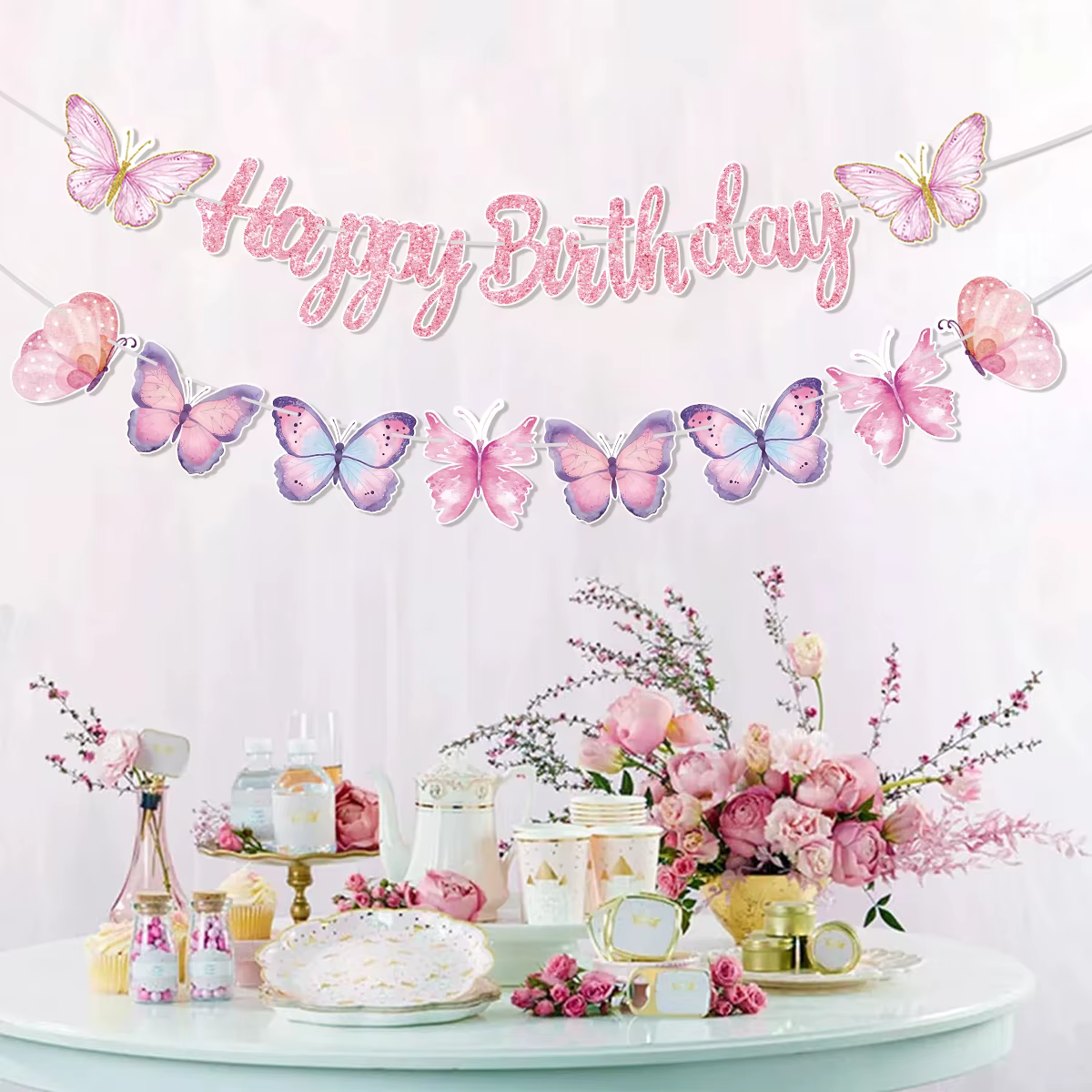 Bannière rose Joyeux Anniversaire avec guirlandes suspendues en forme de papillons dansants, décorations de fête pour le 1er anniversaire de princesse