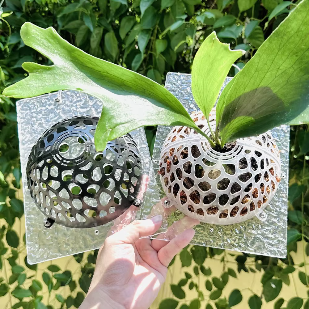 Couverture protectrice creuse pour plantes