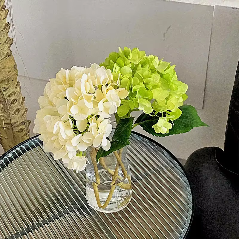 Fleur d'hortensia artificielle avec une touche de colle