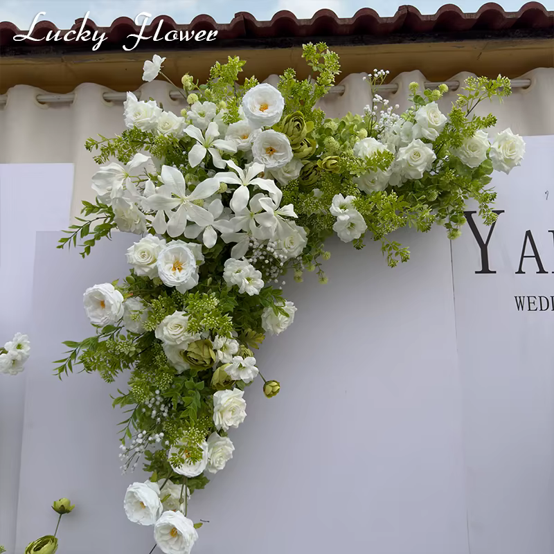 Décoration de mariage avec fleurs artificielles blanches et vertes