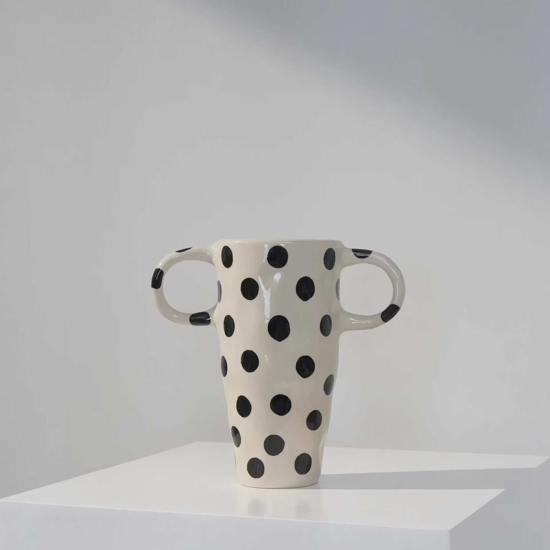 Vase en céramique à pois avec poignée