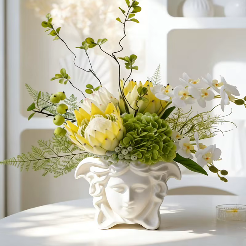 Pot de fleurs de style grec