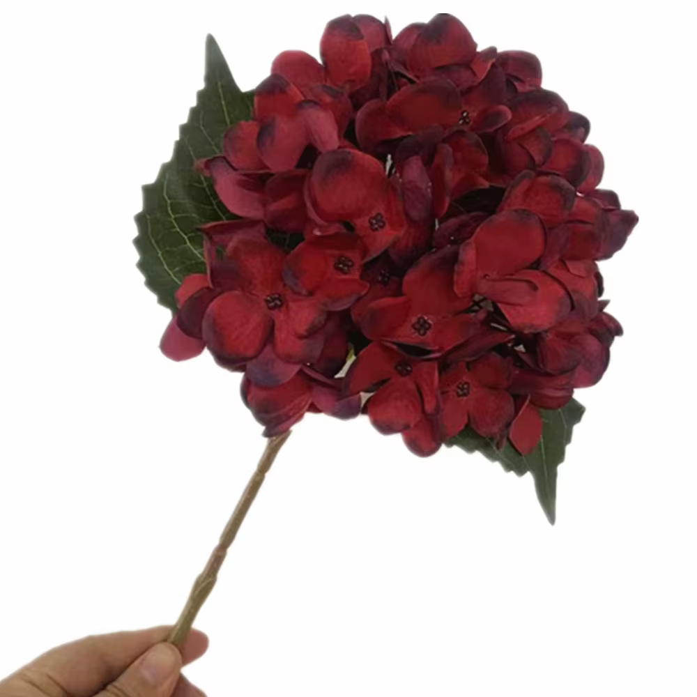 Une branche de fleur d'hortensia artificielle simulée plante