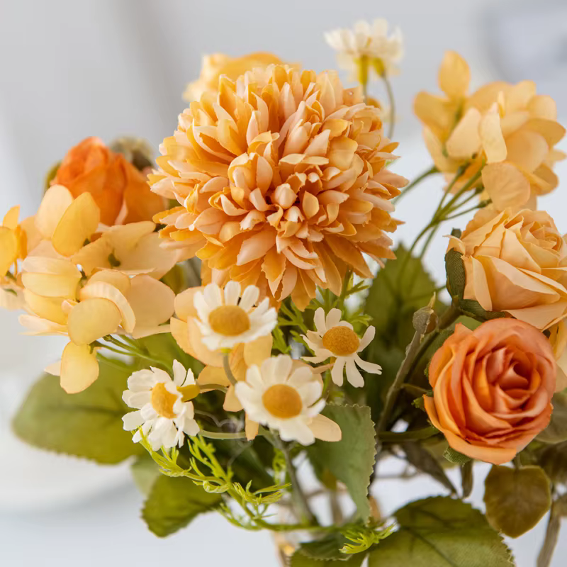 Combinaison de fleurs artificielles