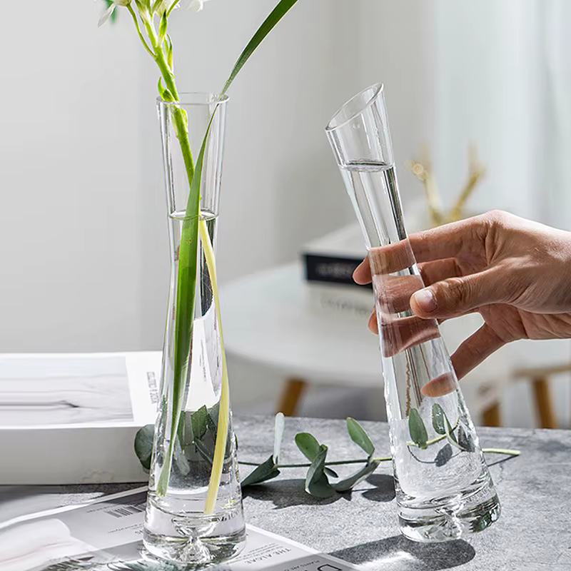 Vase à fleurs en verre transparent