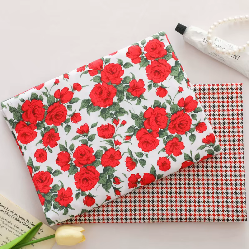 Tissu en coton imprimé avec grille de fleurs de roses rouges
