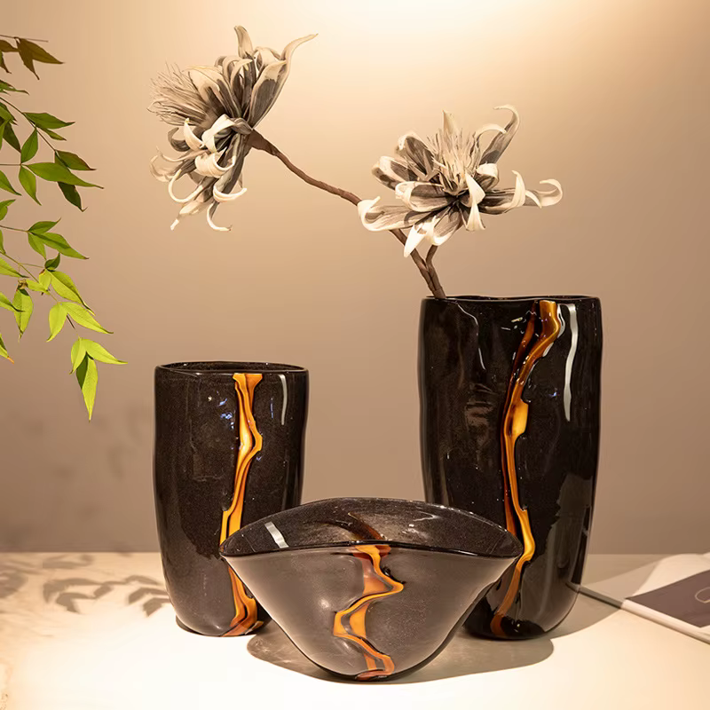 Vase à fleurs rétro noir veiné d'orange