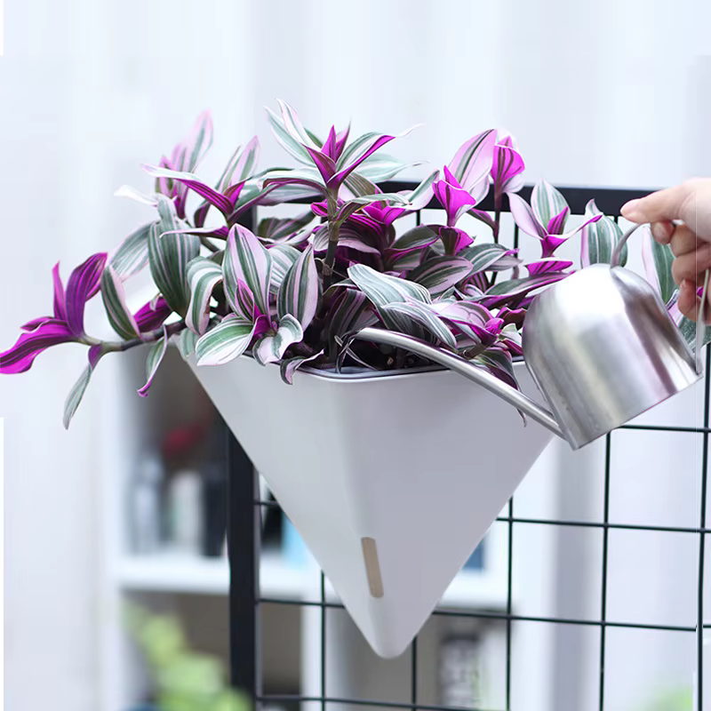 Pots de fleurs muraux triangulaires à la mode