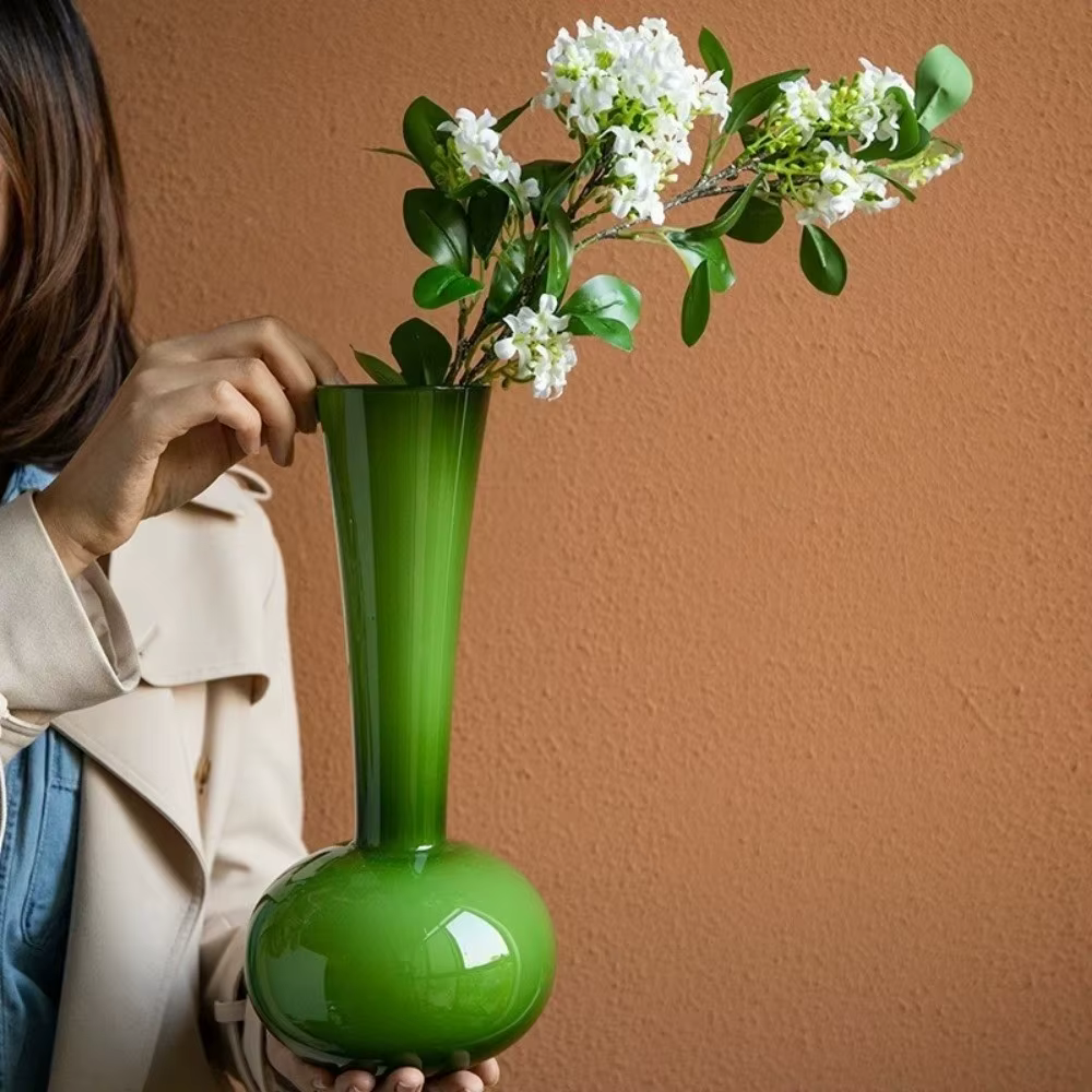 Vase en verre vert olive de style vintage français