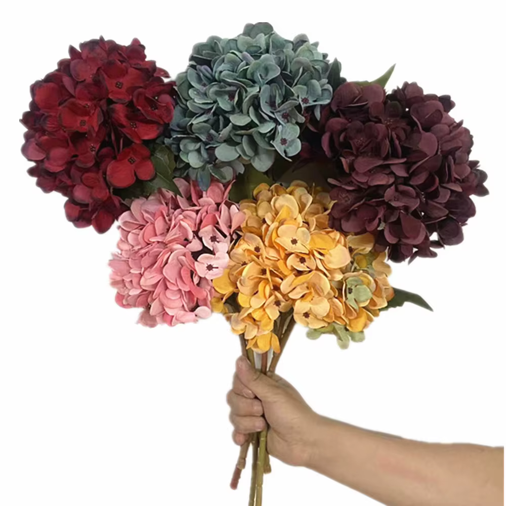 Une branche de fleur d'hortensia artificielle simulée plante