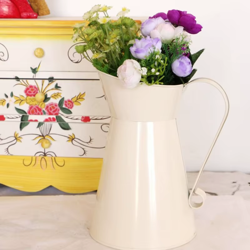 Pot fleur d'arrosage blanc rustique