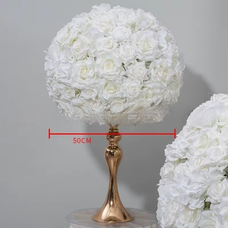 Nouvelles boules de fleurs de rêve ivoire exude le luxe dans les fenêtres d'exposition transformetent des tables de mariage en paramètres de banquet haut de gamme