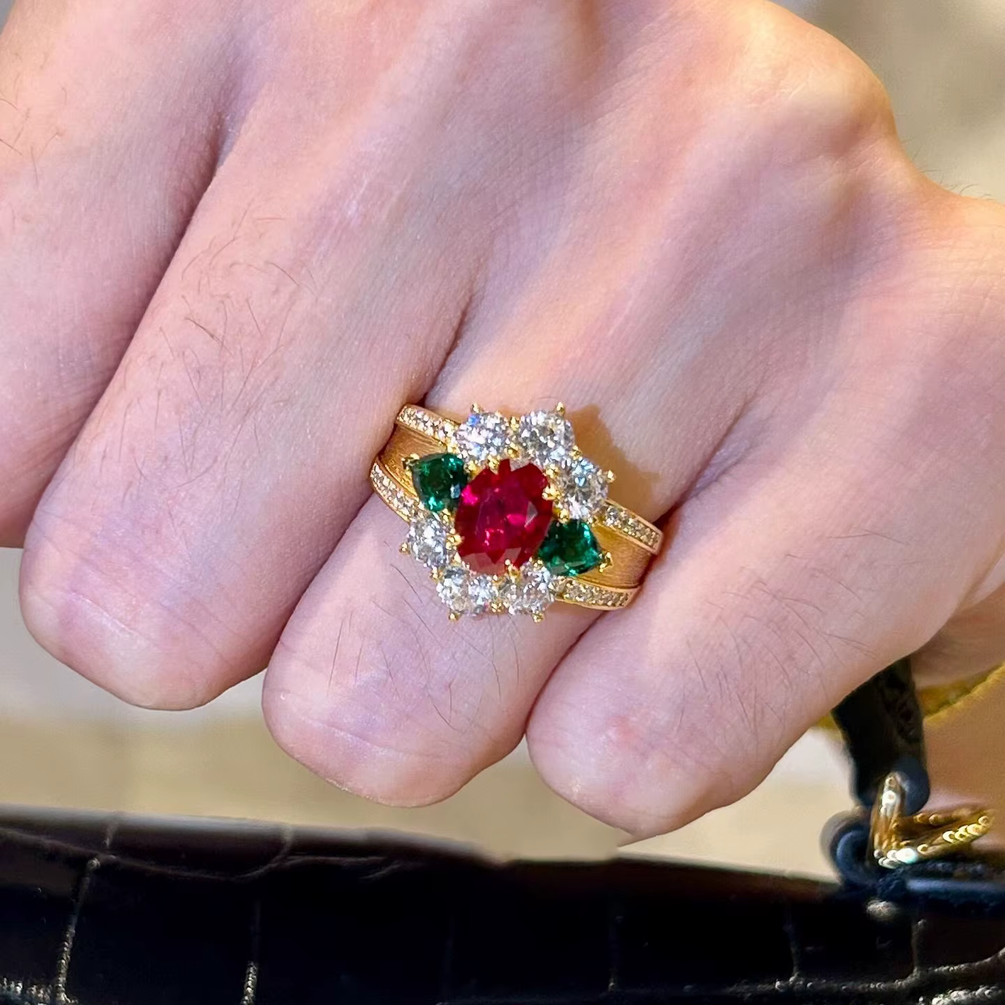 Bagues en pierre précieuse rouge et verte pour femmes, style élégant et léger, magnifique, haut de gamme, digne, bijoux cadeau de mariage