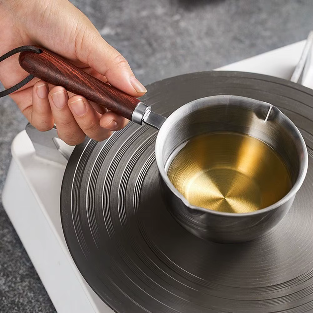Petit pot d'arrosage d'huile en acier inoxydable avec manche en bois