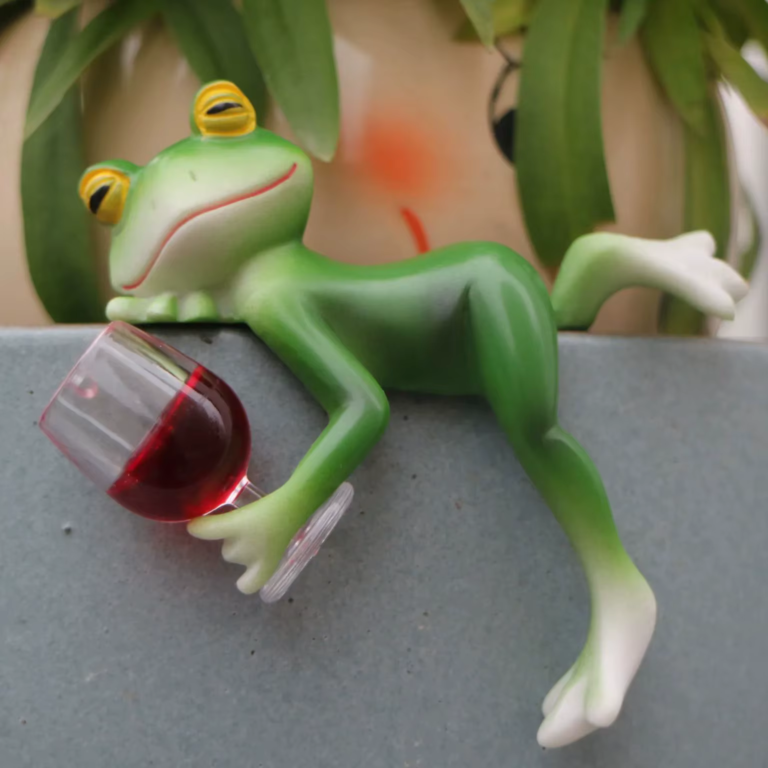 1 morceau d'intérêtus tentures de grenouille verte et de verre à vin