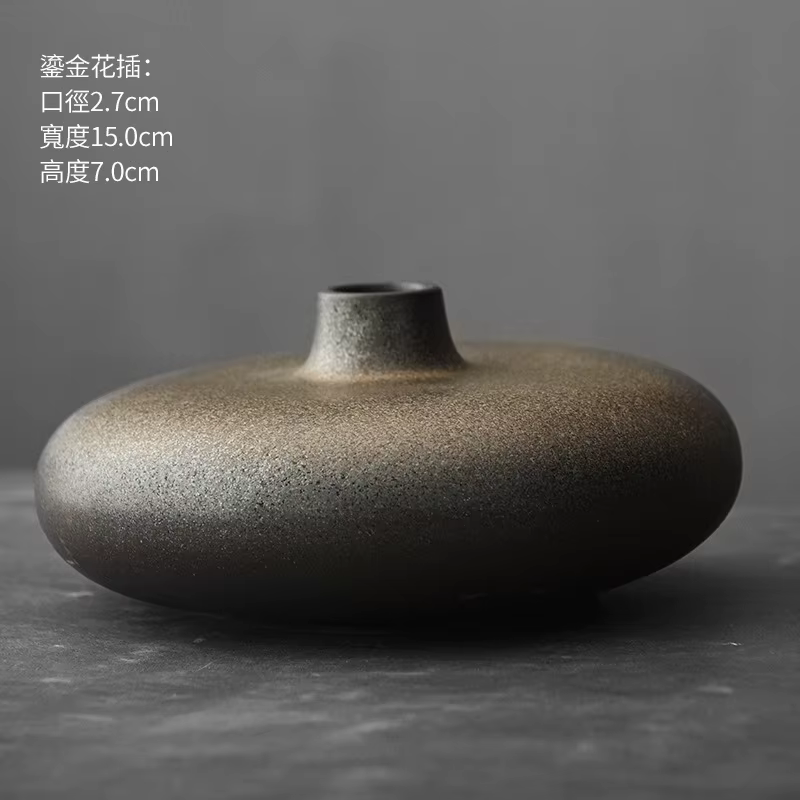 Vase en terre cuite noir