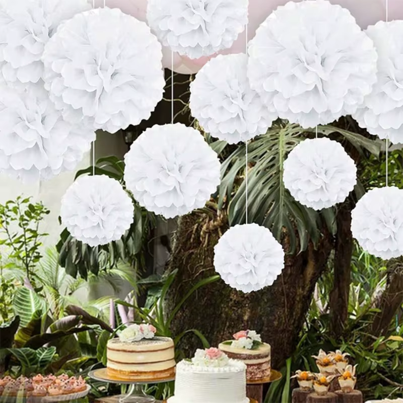 Boules de fleurs en papier blanc