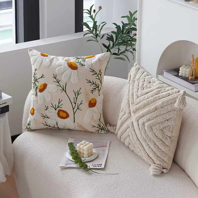 Juste de coussin décorative avec broderie florale