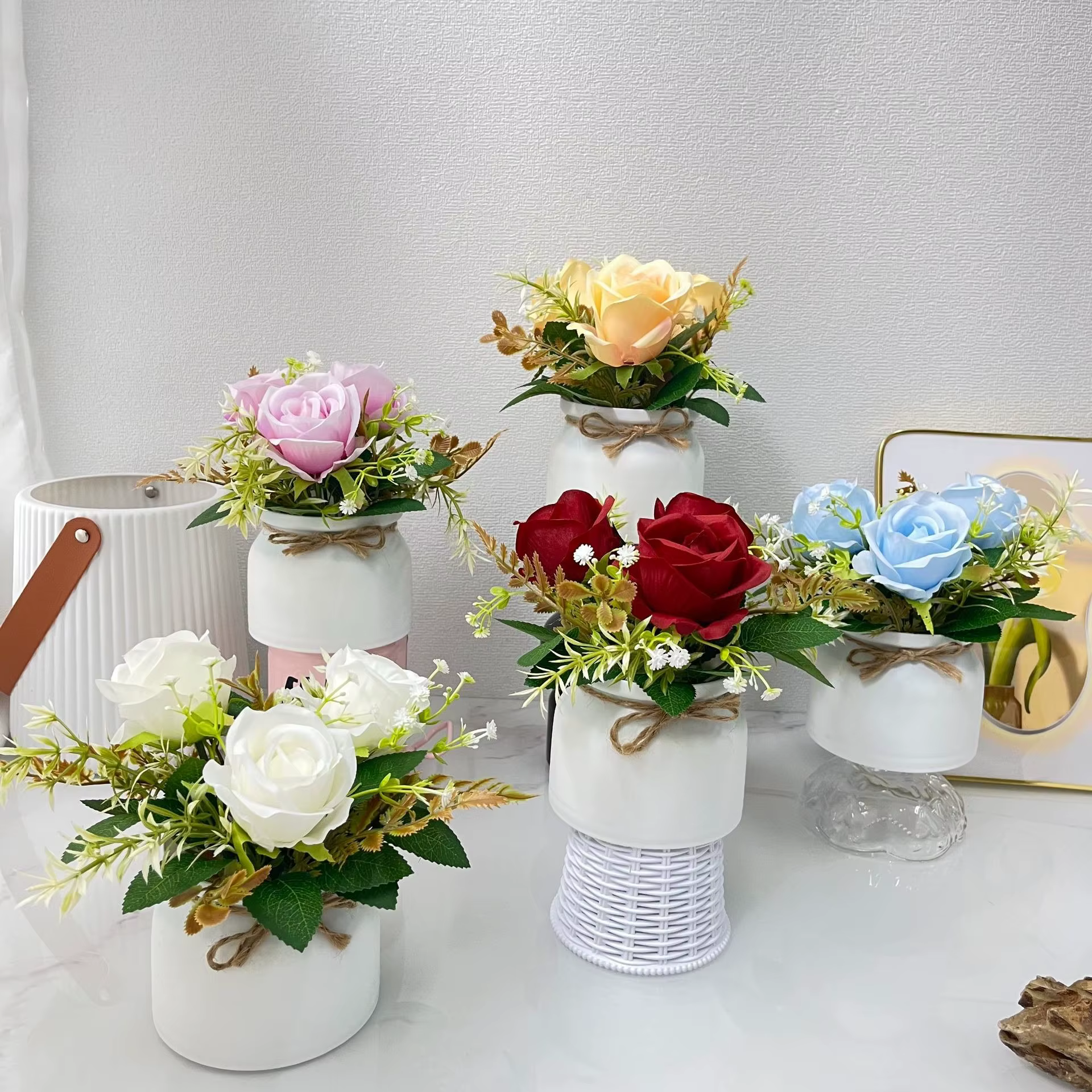 3 roses artificielles, plantes en pot