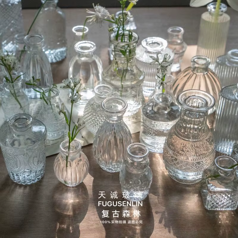 Vase en verre rétro français en relief