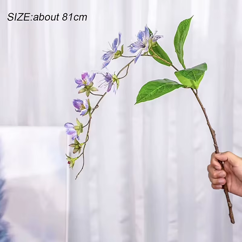 Fleurs artificielles suspendues au jasmin