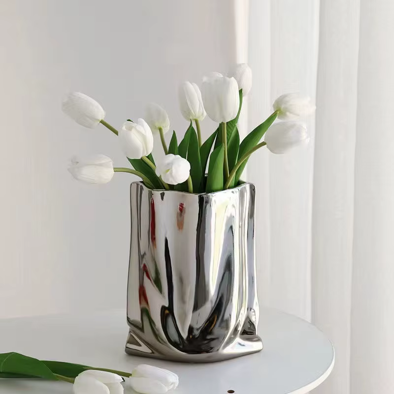 Vase à fleurs en céramique à volants en argent
