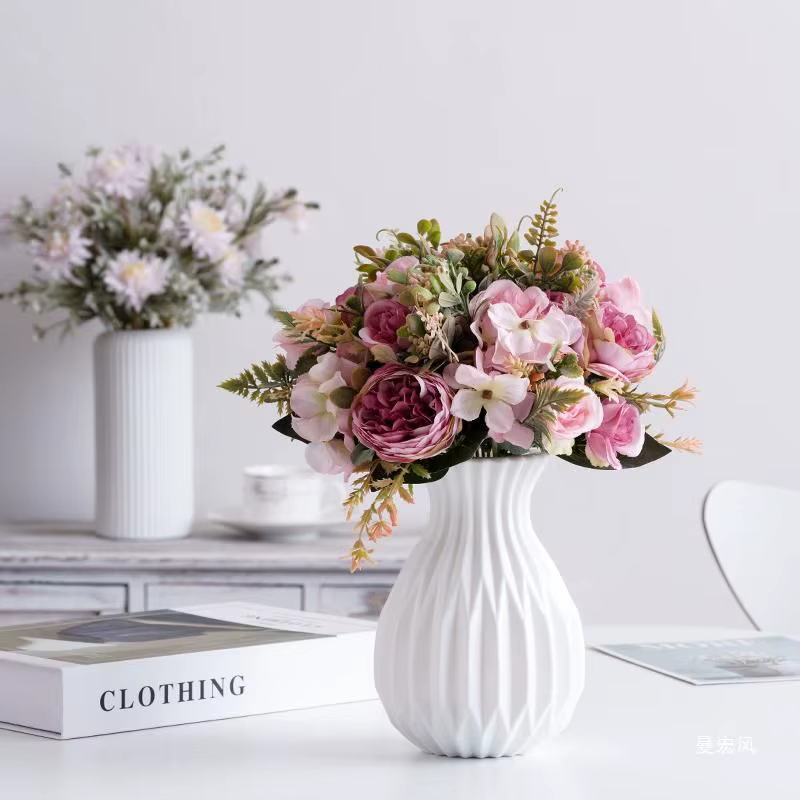 Vases en plastique blancs imitation céramique