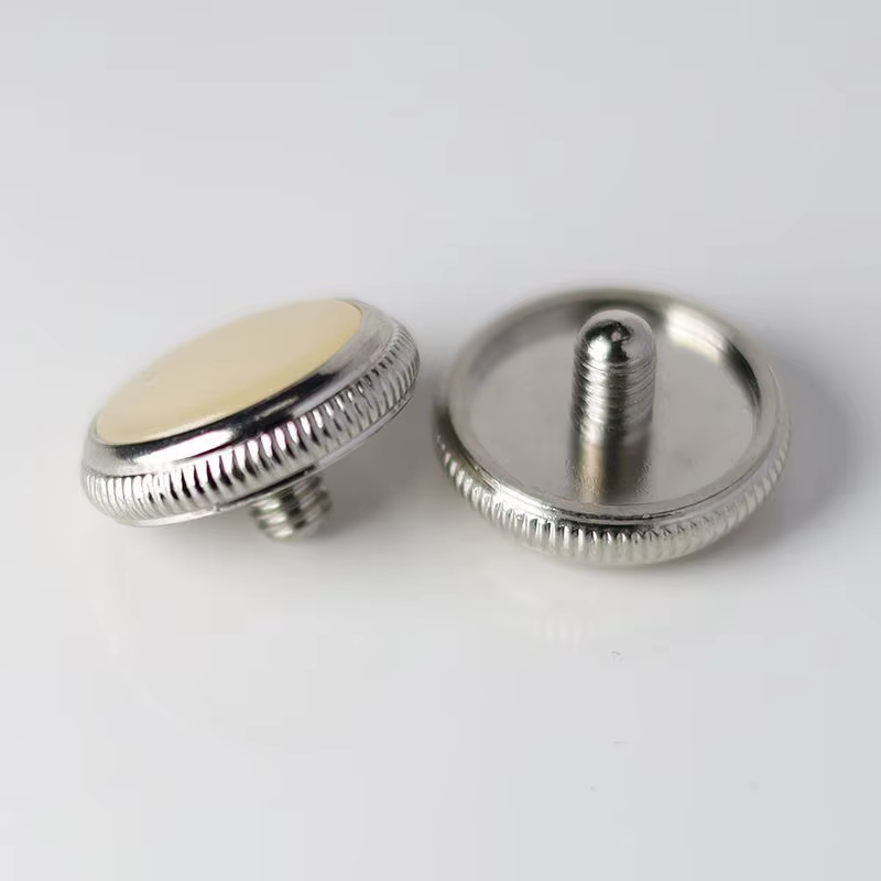 boucle de bouton de trompette avec coussinet en mica à motif de fleurs jaunes