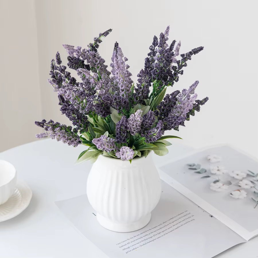 Vase de fleurs artificielles en mousse de lavande